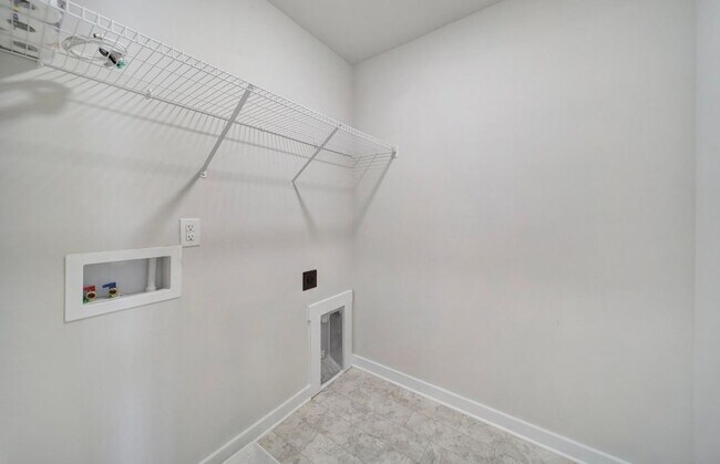 Building Photo - 635 Synclaire Pl