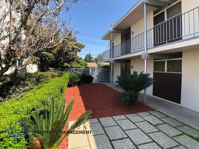 Foto del edificio - 6847 Radford Ave.