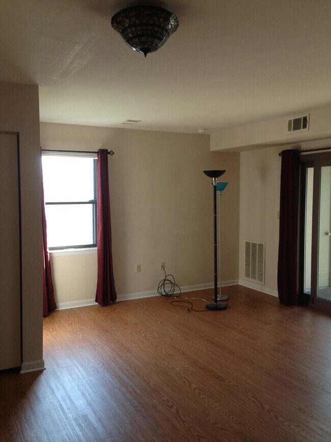 Building Photo - 66 Ridgeview St