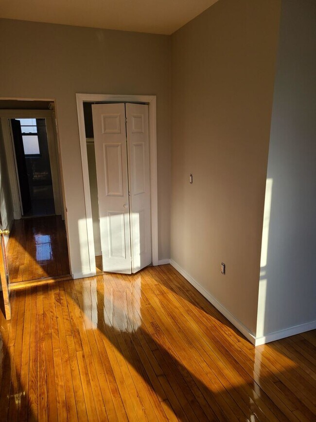 Building Photo - HOT 4 BED IN ALLSTON