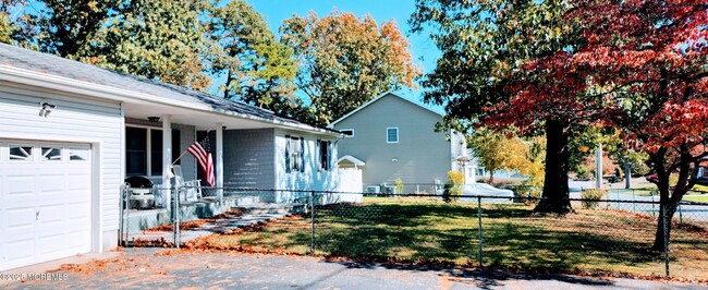 Building Photo - 1517 Lawrence Ave