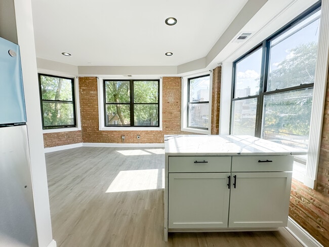Building Photo - 6410 N Hoyne Ave
