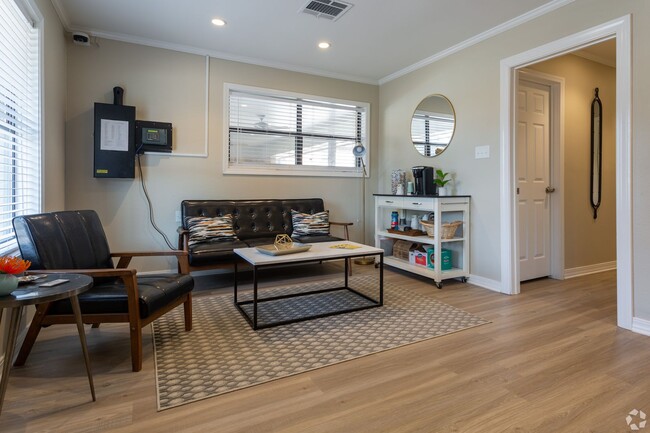 Interior Photo - Seasons & Woodale Apartments