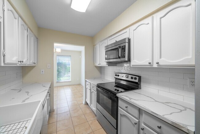 Foto del edificio - 7847 Green Lawn Dr