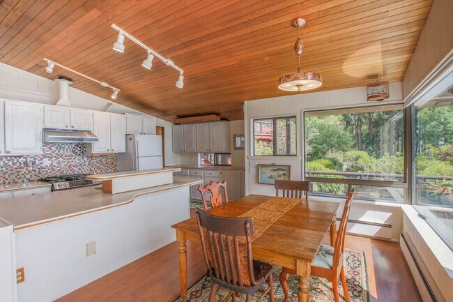 Building Photo - Gorgeous Langley Home With Water View and ...