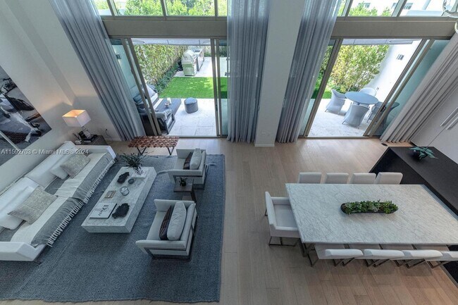 Building Photo - 300 Collins Ave