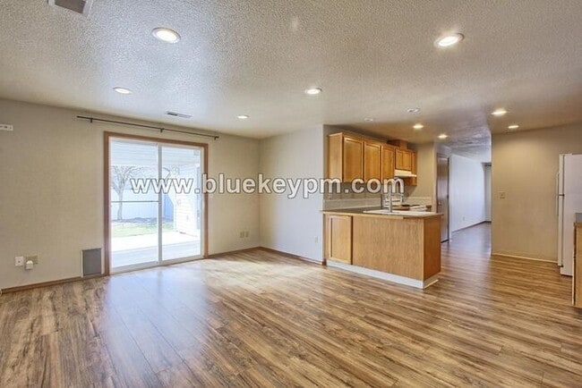 Building Photo - 3 Bed, 2 Bath Home in Orchards Welcomes La...