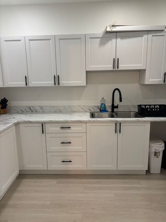 Building Photo - 833 Albert Rd