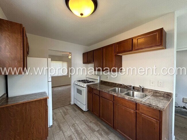 Building Photo - 2 Bedroom 1 Bath Home