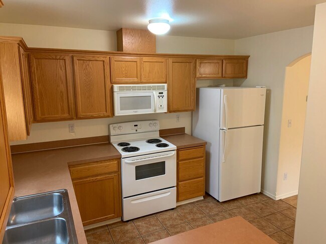 Building Photo - Available Now – Charming 3 Bed, 2.5 Bath H...