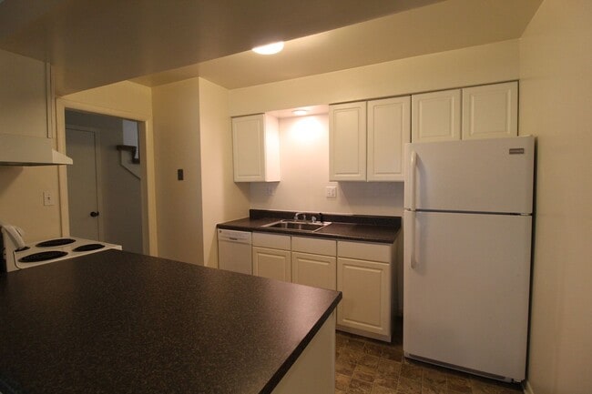 Building Photo - 2 Bedroom 1 Bath Duplex in the Westport Area