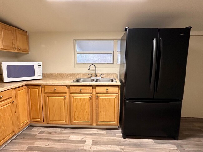 Building Photo - 808 N Palmway