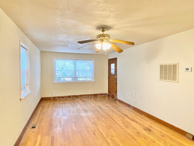 Building Photo - 409 W 38th St