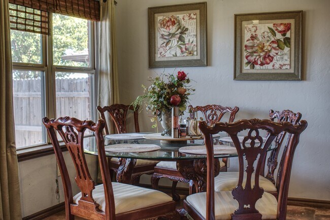 Foto del edificio - 7504 Meadow Lake Dr