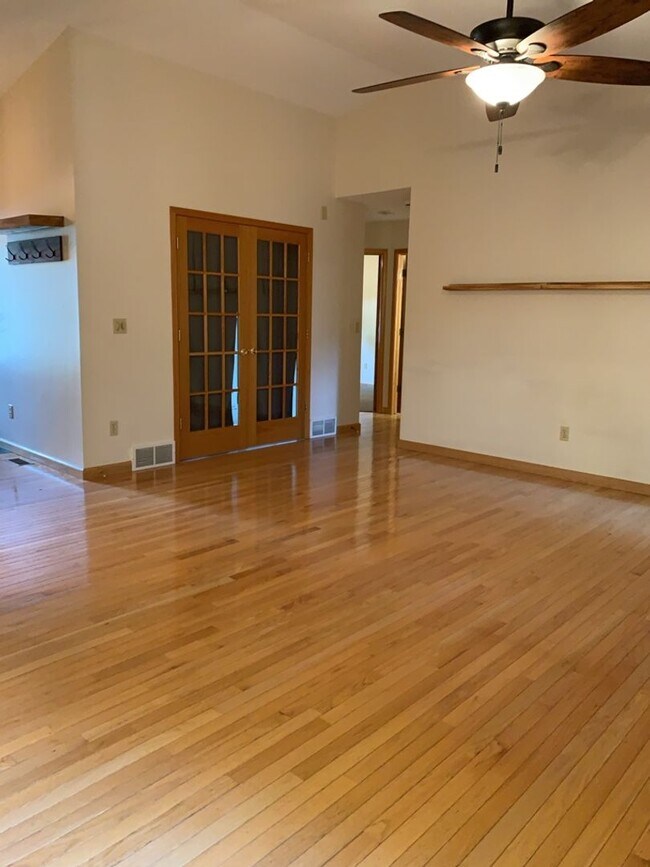 Foto del edificio - West-Side Gem! Sprawling Single-Family Home w/ Finished Basement