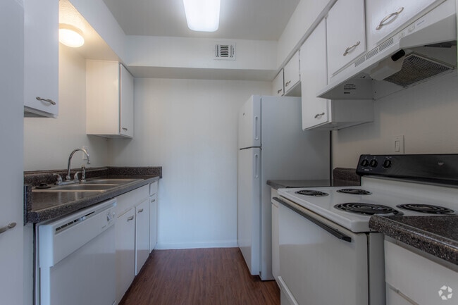 1 BR, 1 BA - 790 SF - Crossview Court