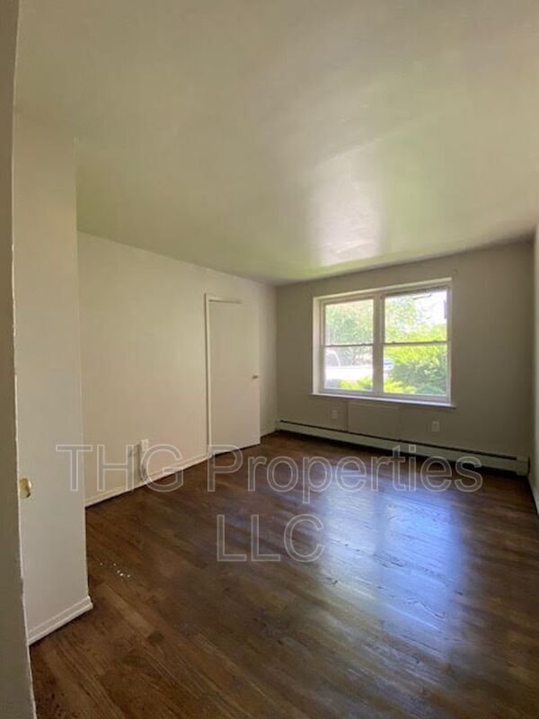 Building Photo - 610 E Front St