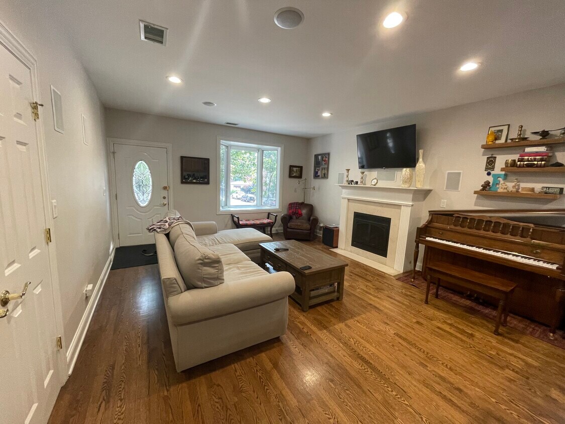 Primary Photo - 1456 W Wolfram St