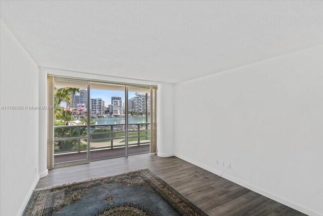 Foto del edificio - 900 Bay Dr