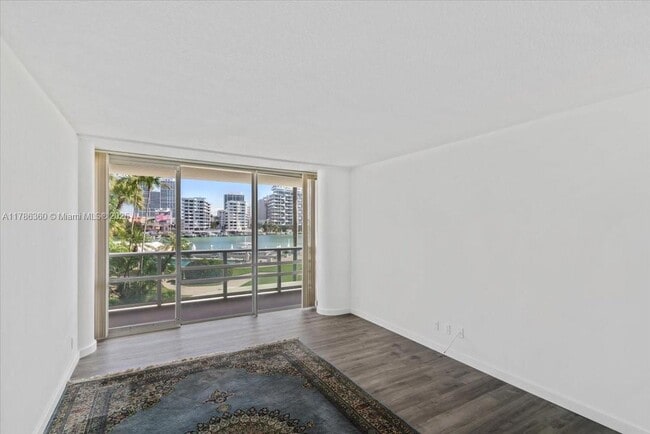 Building Photo - 900 Bay Dr
