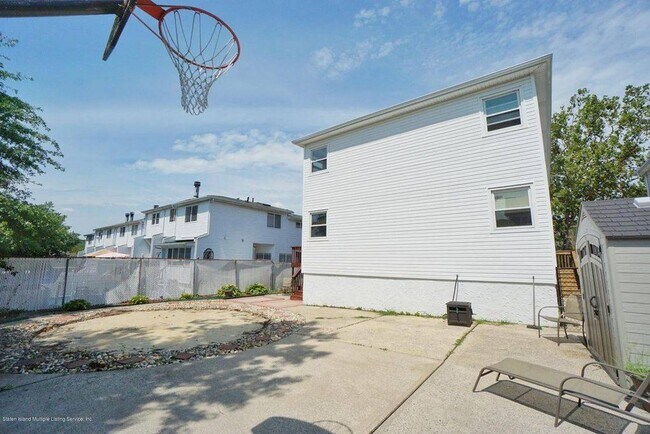 Building Photo - 208 Kirshon Ave