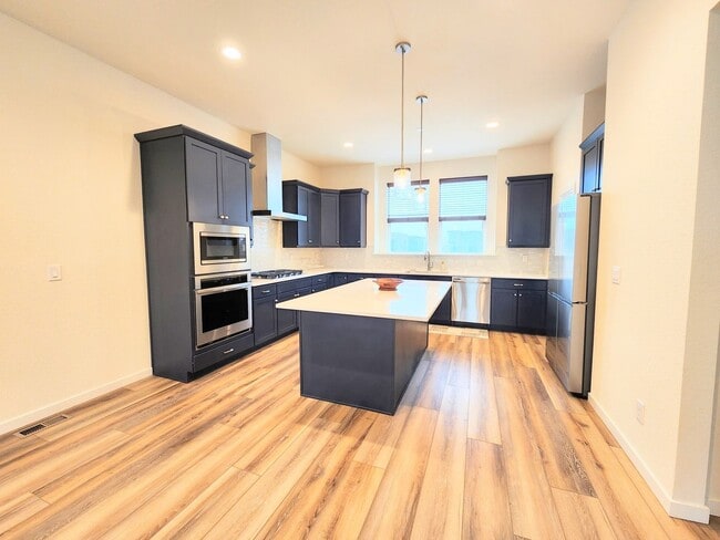 Building Photo - Enchanting and modern 3 bedroom, 3.5 bathr...