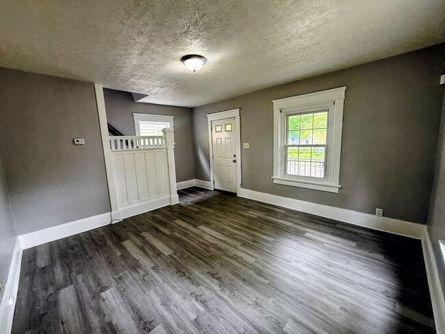 Building Photo - 4 Bedroom 1 Bathroom Single Family Home for Rent!