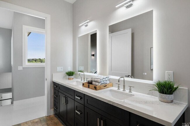Building Photo - 4 Bedroom Home in Fountaingrove