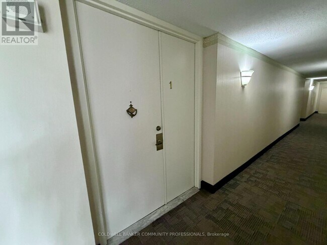 Building Photo - 222 Jackson St W