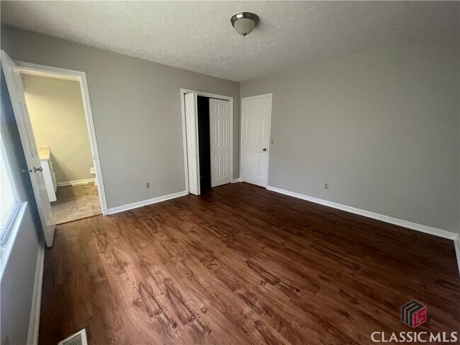 Building Photo - 200 Round Table Rd