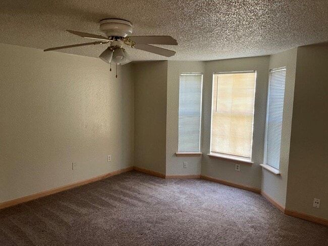 Building Photo - Rare 4 bedroom 2 bath in Moore Schools. 2 ...