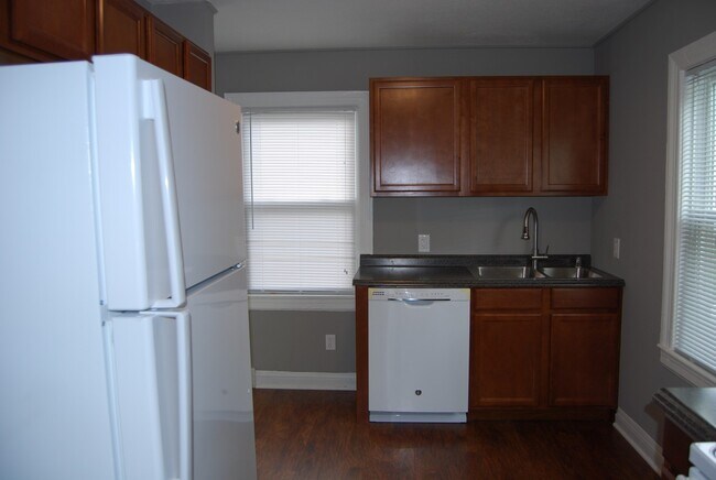 Building Photo - Updated 2 Bedroom 1 Bathroom Home