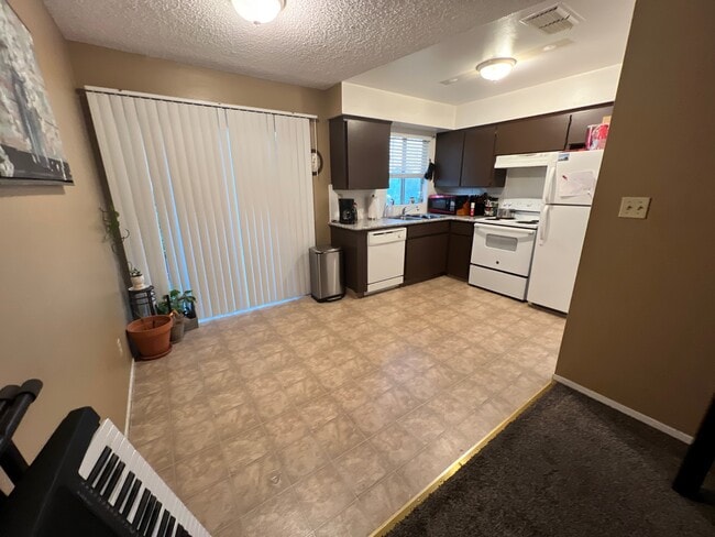 Building Photo - 1875 5th St