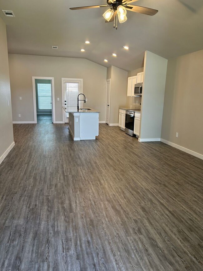 Foto del edificio - Pre-Leasing - Lovely Glowing Home in South...