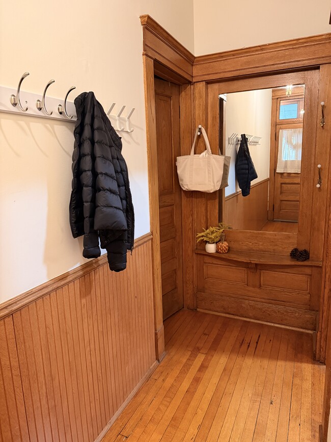 Building Photo - 1037 N Damen Ave