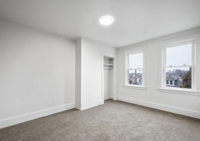 Foto del edificio - Pet Friendly Decorative Fireplace