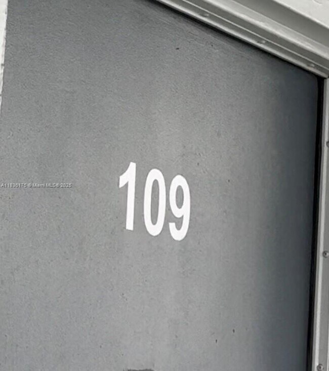 Foto del edificio - 13500 NE 3rd Ct