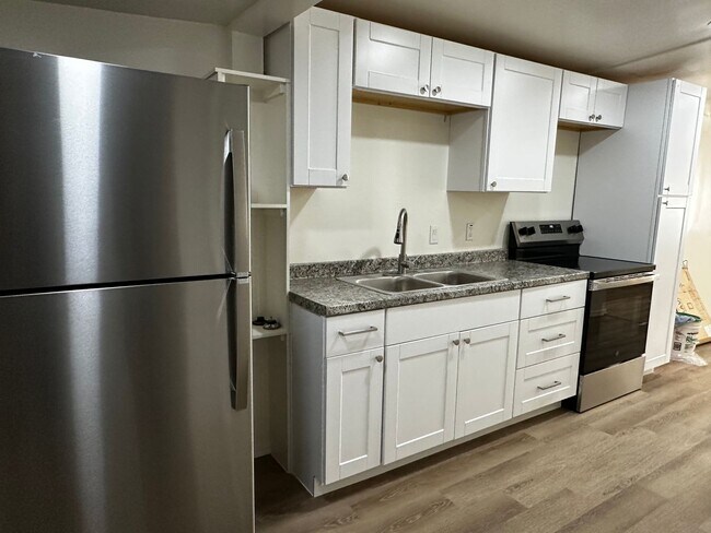 Building Photo - Beautiful Remodeled Studio With Private Ba...