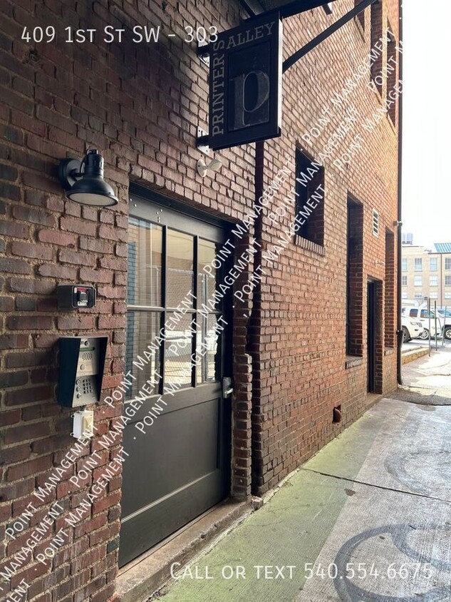 Primary Photo - Updated 1 bedroom Downtown Roanoke! Laundr...