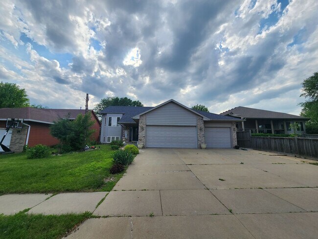 Foto del edificio - 5bd 3ba Available in Eastern Sioux falls