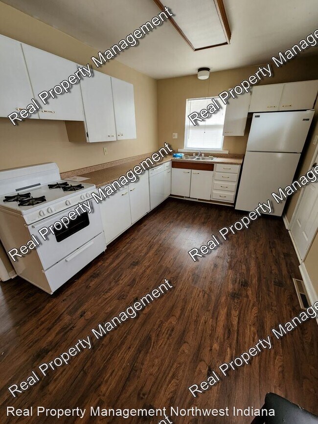 Building Photo - 3 br, 1 bath House - 70 East 66th Place