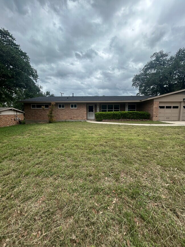 Building Photo - 110 Northaven Dr