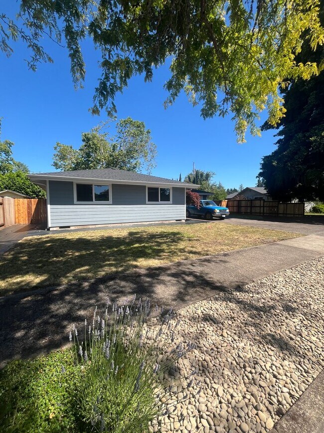 Foto del edificio - 3-Bedroom 2-Bathroom home in Eugene. Full Remodel!