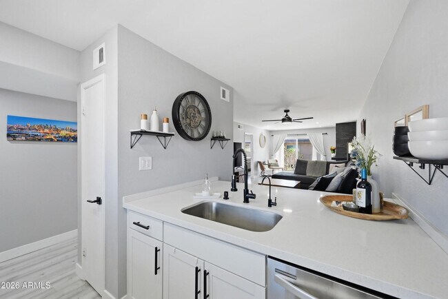 Foto del edificio - 7436 E Chaparral Rd