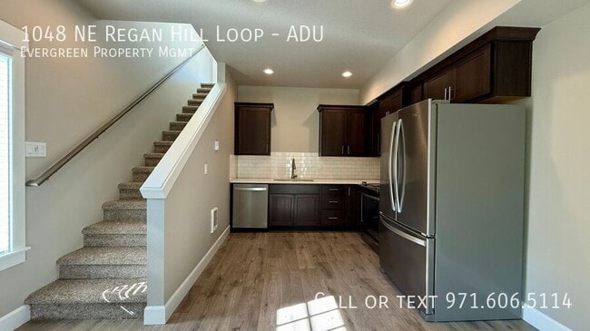 Building Photo - 1048 NE Regan Hill Loop