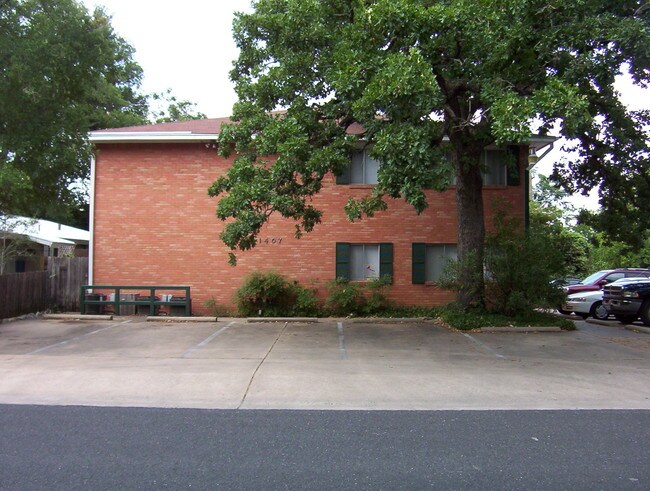 Foto del edificio - 1407 W 39th 1/2 St