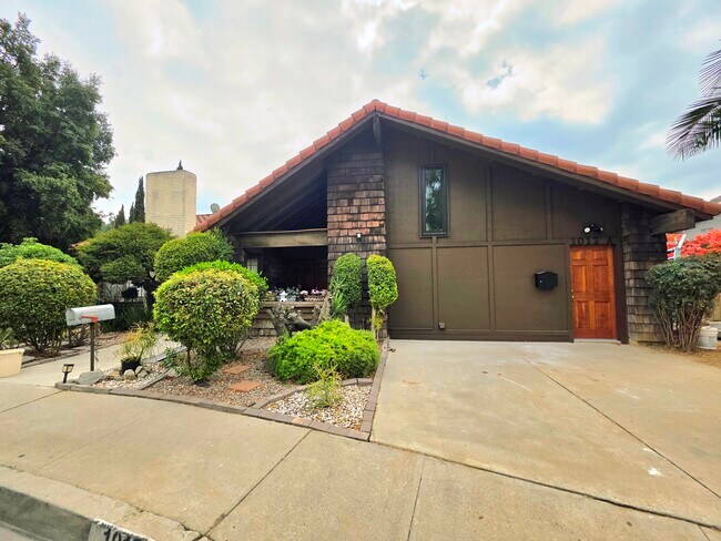 Foto del edificio - 1012 S Ynez Ave