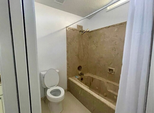 Building Photo - Stunning 4 bdrm & 4.5 bath home