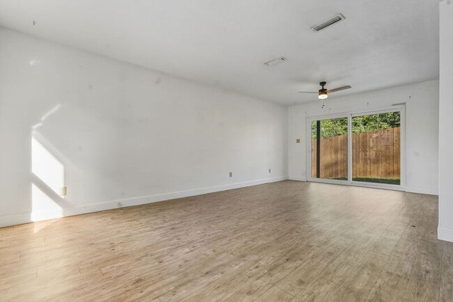 Building Photo - 413 E 7th Ave