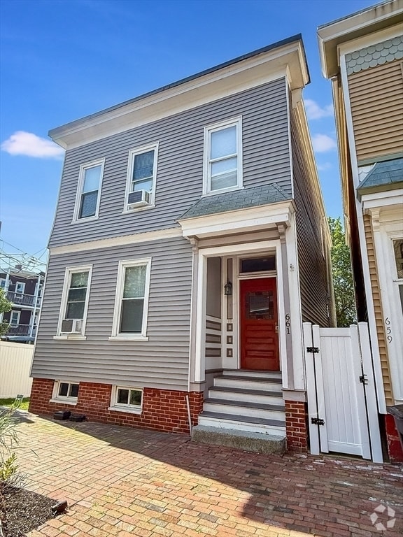 Building Photo - 661 E 7th St